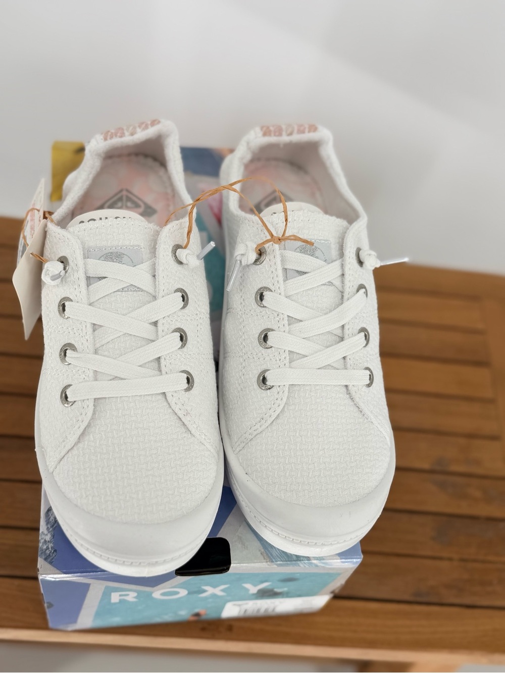 New Women’s Roxy White Canvas Lace-Up Sneakers size 9